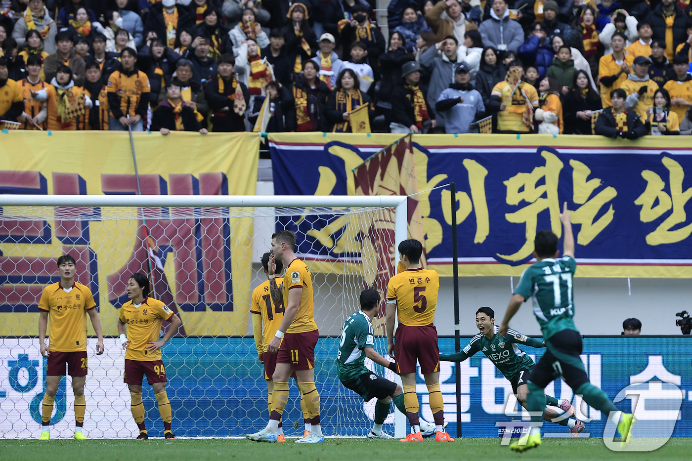 (서울=뉴스1) 박정호 기자 = 6일 오후 서울 마포구 월드컵로 서울월드컵경기장에서 열린 광주FC와 전북현대의 2025 하나은행 코리아컵 결승전에서 전반 전북 이동준이 선제골을 터 …