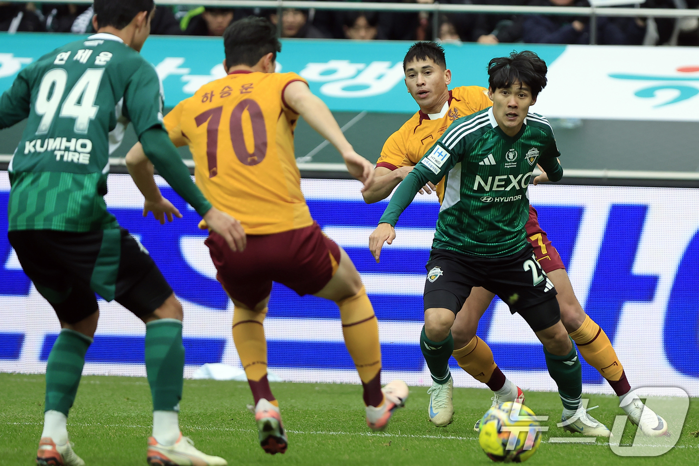 (서울=뉴스1) 박정호 기자 = 6일 오후 서울 마포구 월드컵로 서울월드컵경기장에서 열린 광주FC와 전북현대의 2025 하나은행 코리아컵 결승전에서 전북 최철순이 마지막 경기를 뛰 …