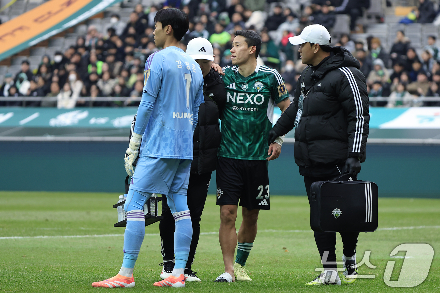 (서울=뉴스1) 박정호 기자 = 6일 오후 서울 마포구 월드컵로 서울월드컵경기장에서 열린 광주FC와 전북현대의 2025 하나은행 코리아컵 결승전에서 전북 김태환이 부상으로 교체되고 …