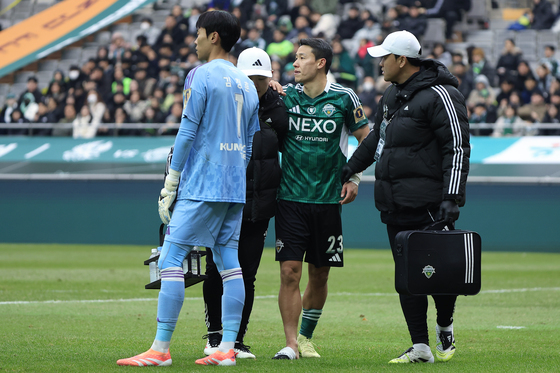 부상 교체되는 김태환