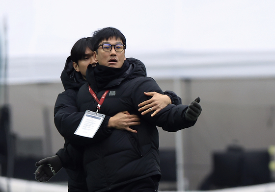 흥분한 이정효 감독