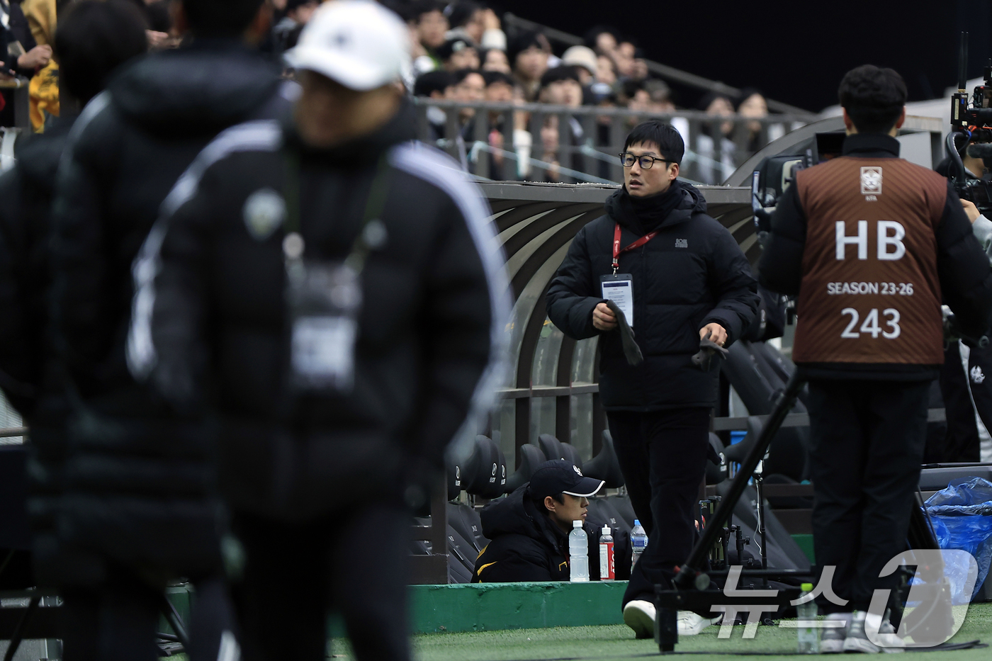 (서울=뉴스1) 박정호 기자 = 6일 오후 서울 마포구 월드컵로 서울월드컵경기장에서 열린 광주FC와 전북현대의 2025 하나은행 코리아컵 결승전에서 전반 심판 판정에 항의하다 레드 …