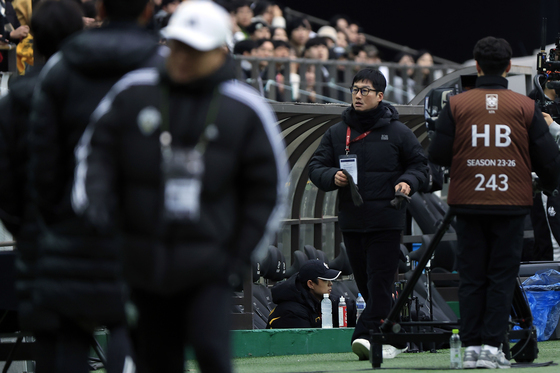 퇴장 당한 이정효 광주FC 감독