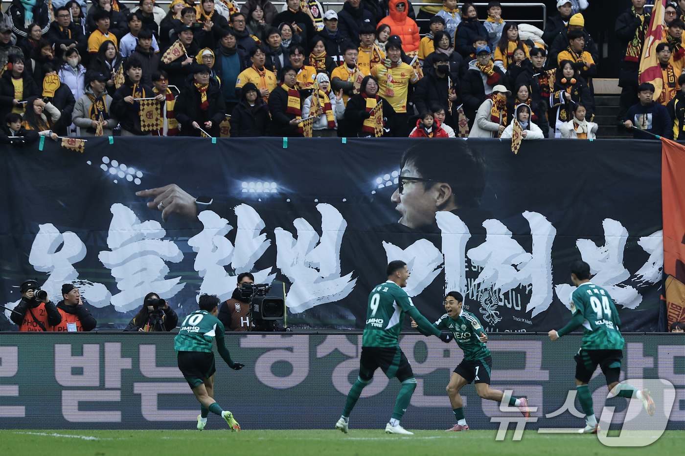 (서울=뉴스1) 박정호 기자 = 6일 오후 서울 마포구 월드컵로 서울월드컵경기장에서 열린 광주FC와 전북현대의 2025 하나은행 코리아컵 결승전에서 선제골을 넣은 전북 이동준이 기 …