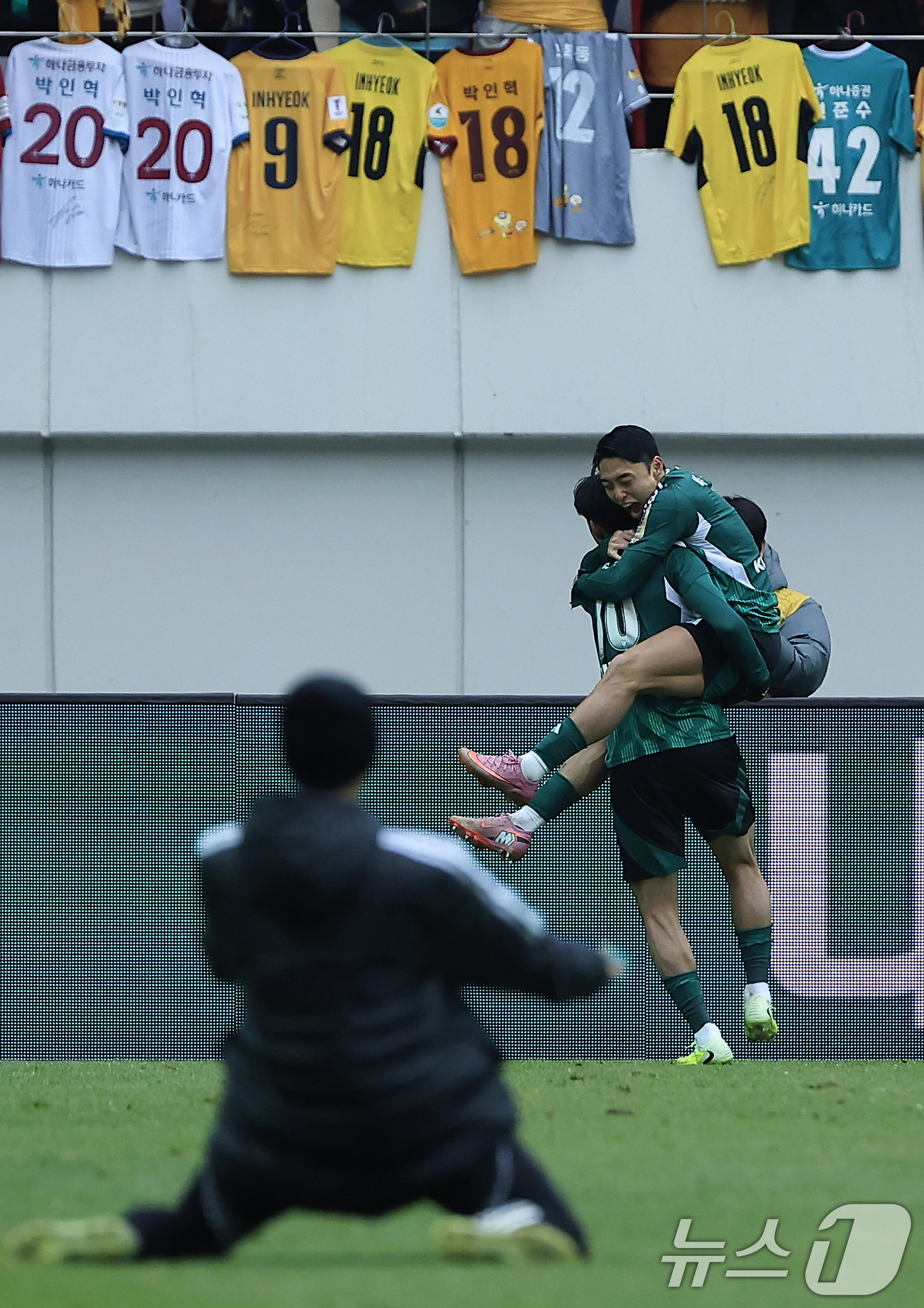 (서울=뉴스1) 박정호 기자 = 6일 오후 서울 마포구 월드컵로 서울월드컵경기장에서 열린 광주FC와 전북현대의 2025 하나은행 코리아컵 결승전에서 선제골을 넣은 전북 이동준이 송 …