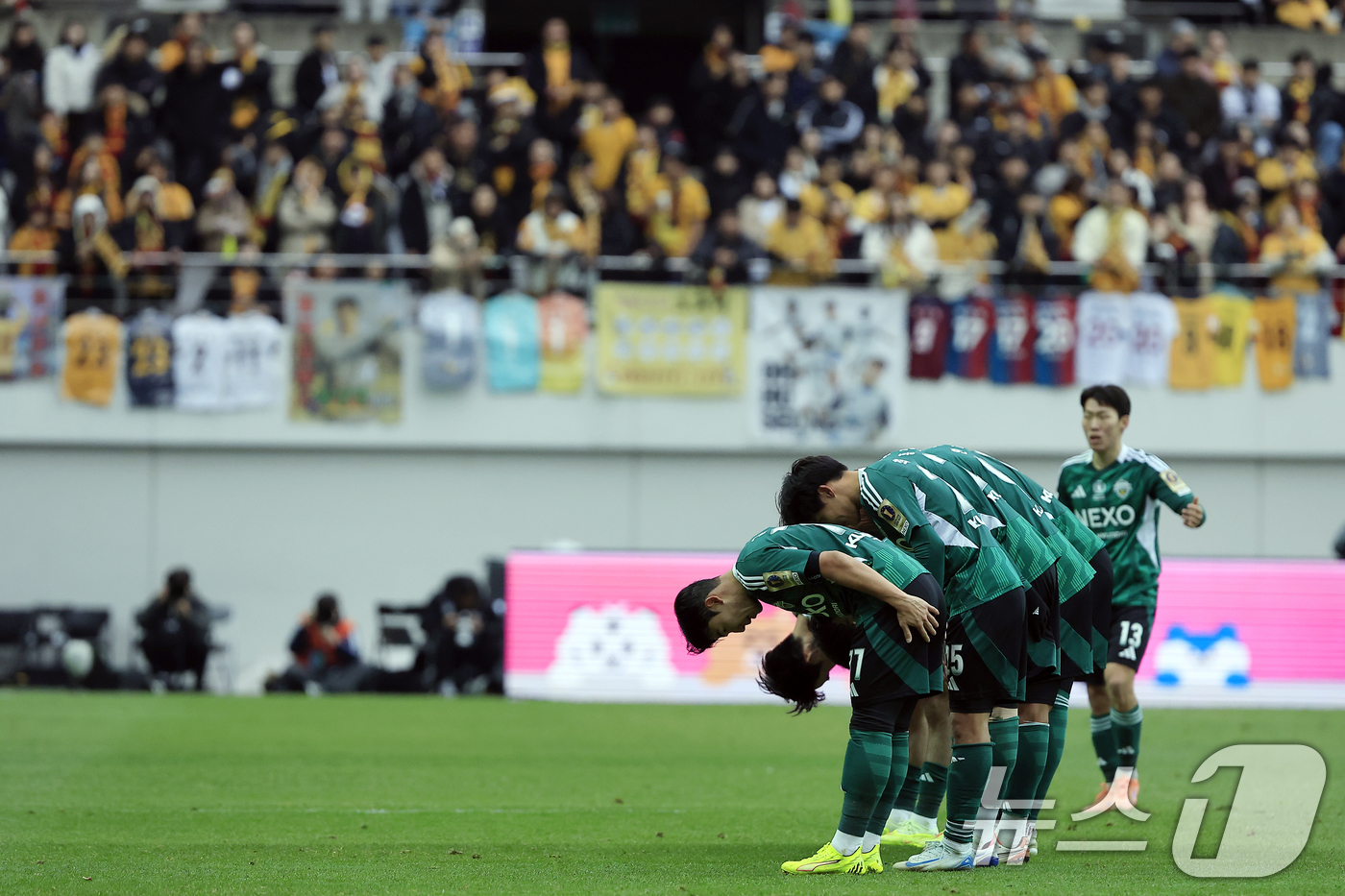 (서울=뉴스1) 박정호 기자 = 6일 오후 서울 마포구 월드컵로 서울월드컵경기장에서 열린 광주FC와 전북현대의 2025 하나은행 코리아컵 결승전에서 선제골을 넣은 전북현대 선수들이 …