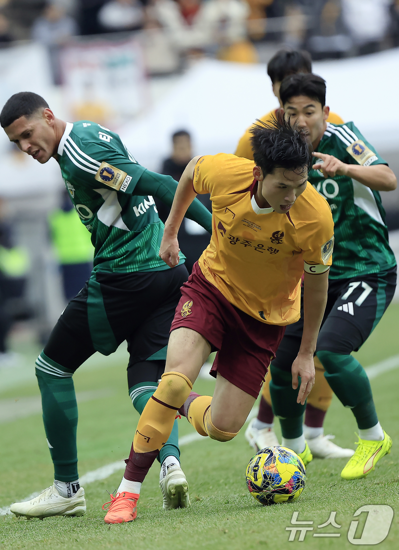 (서울=뉴스1) 박정호 기자 = 6일 오후 서울 마포구 월드컵로 서울월드컵경기장에서 열린 광주FC와 전북현대의 2025 하나은행 코리아컵 결승전에서 광주 변준수가 전북 티아고와 승 …