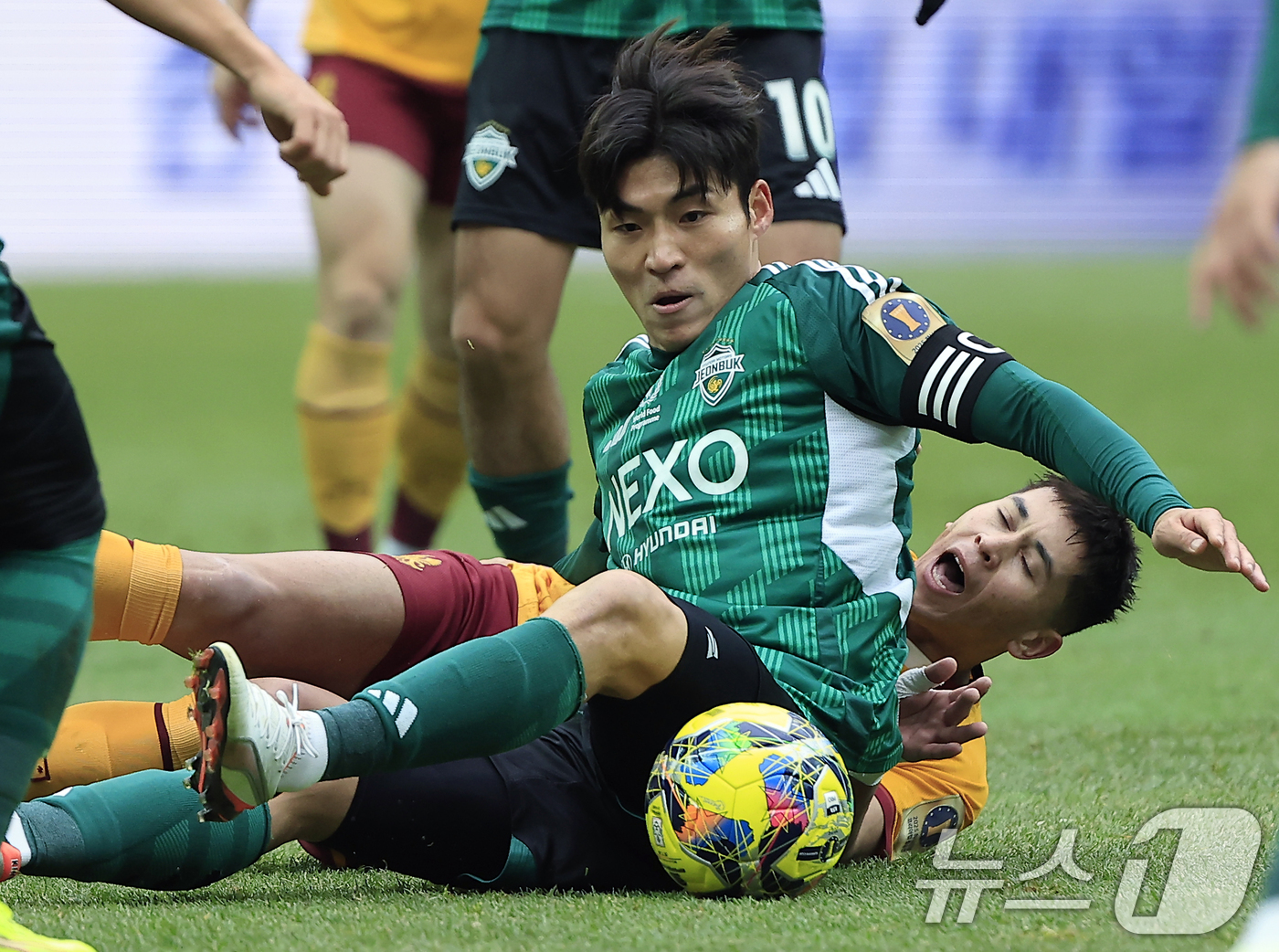 (서울=뉴스1) 박정호 기자 = 6일 오후 서울 마포구 월드컵로 서울월드컵경기장에서 열린 광주FC와 전북현대의 2025 하나은행 코리아컵 결승전에서 전북 박진섭과 광주 헤이스가 치 …