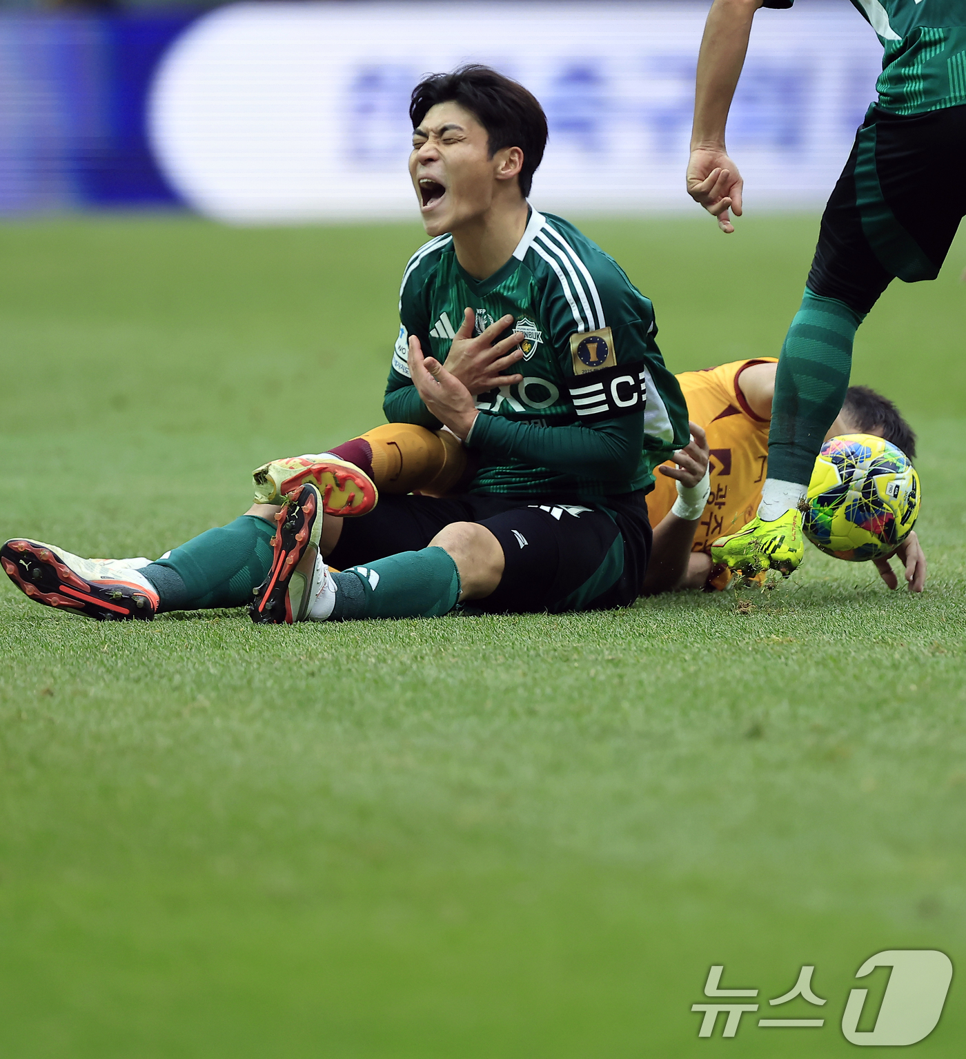 (서울=뉴스1) 박정호 기자 = 6일 오후 서울 마포구 월드컵로 서울월드컵경기장에서 열린 광주FC와 전북현대의 2025 하나은행 코리아컵 결승전에서 전북 박진섭과 광주 헤이스가 치 …