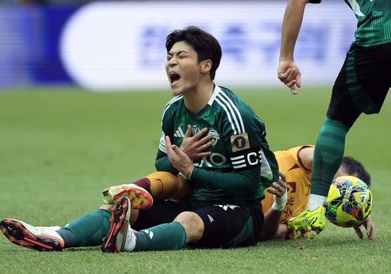 헤이스와 충돌에 아파하는 박진섭