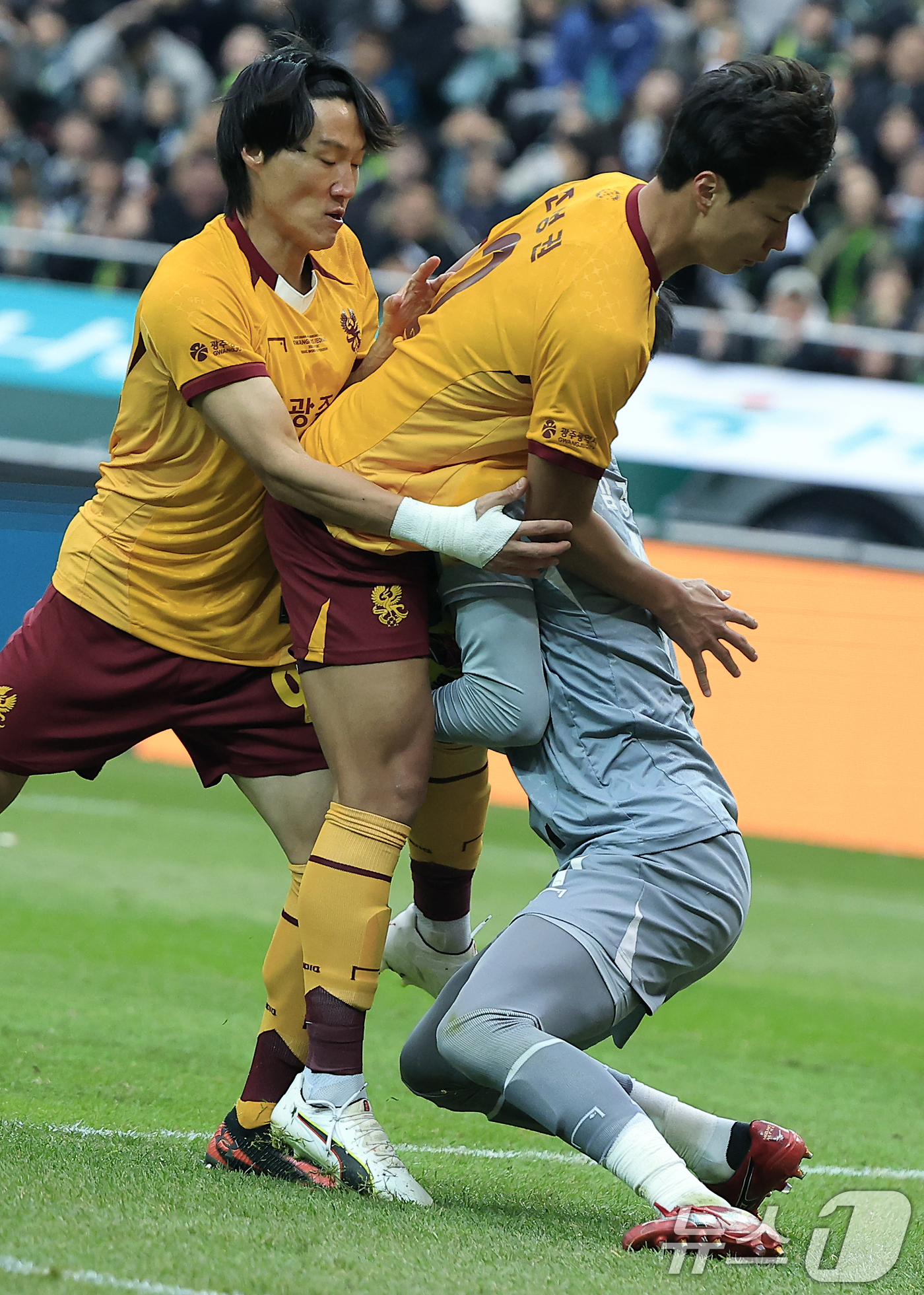 (서울=뉴스1) 박정호 기자 = 6일 오후 서울 마포구 월드컵로 서울월드컵경기장에서 열린 광주FC와 전북현대의 2025 하나은행 코리아컵 결승전에서 광주 김경민 골키퍼가 같은팀 조 …