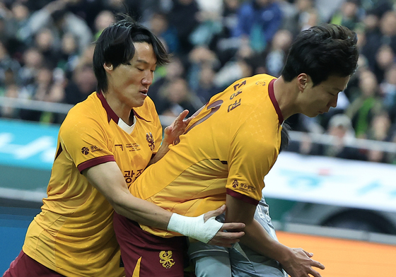 가속도 줄이지 못한 충돌로 골키퍼 부상 교체