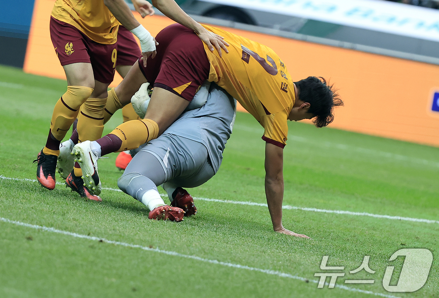 (서울=뉴스1) 박정호 기자 = 6일 오후 서울 마포구 월드컵로 서울월드컵경기장에서 열린 광주FC와 전북현대의 2025 하나은행 코리아컵 결승전에서 광주 김경민 골키퍼가 같은팀 조 …