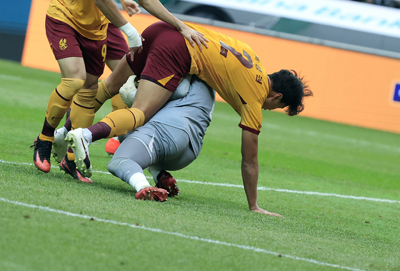 무게에 눌리며 오른쪽 발목 부상 당한 김경민 골키퍼