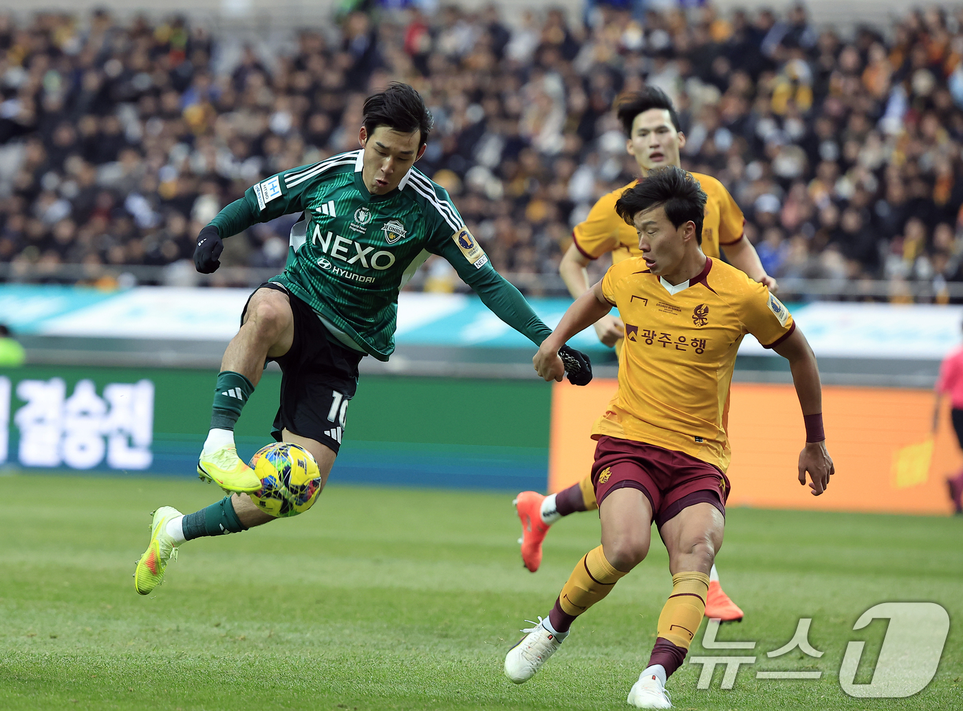 (서울=뉴스1) 박정호 기자 = 6일 오후 서울 마포구 월드컵로 서울월드컵경기장에서 열린 광주FC와 전북현대의 2025 하나은행 코리아컵 결승전에서 전북 송민규가 광주 문전을 향해 …