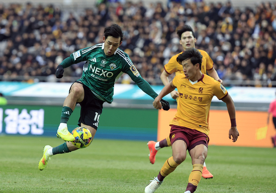 송민규 '다 비켜'