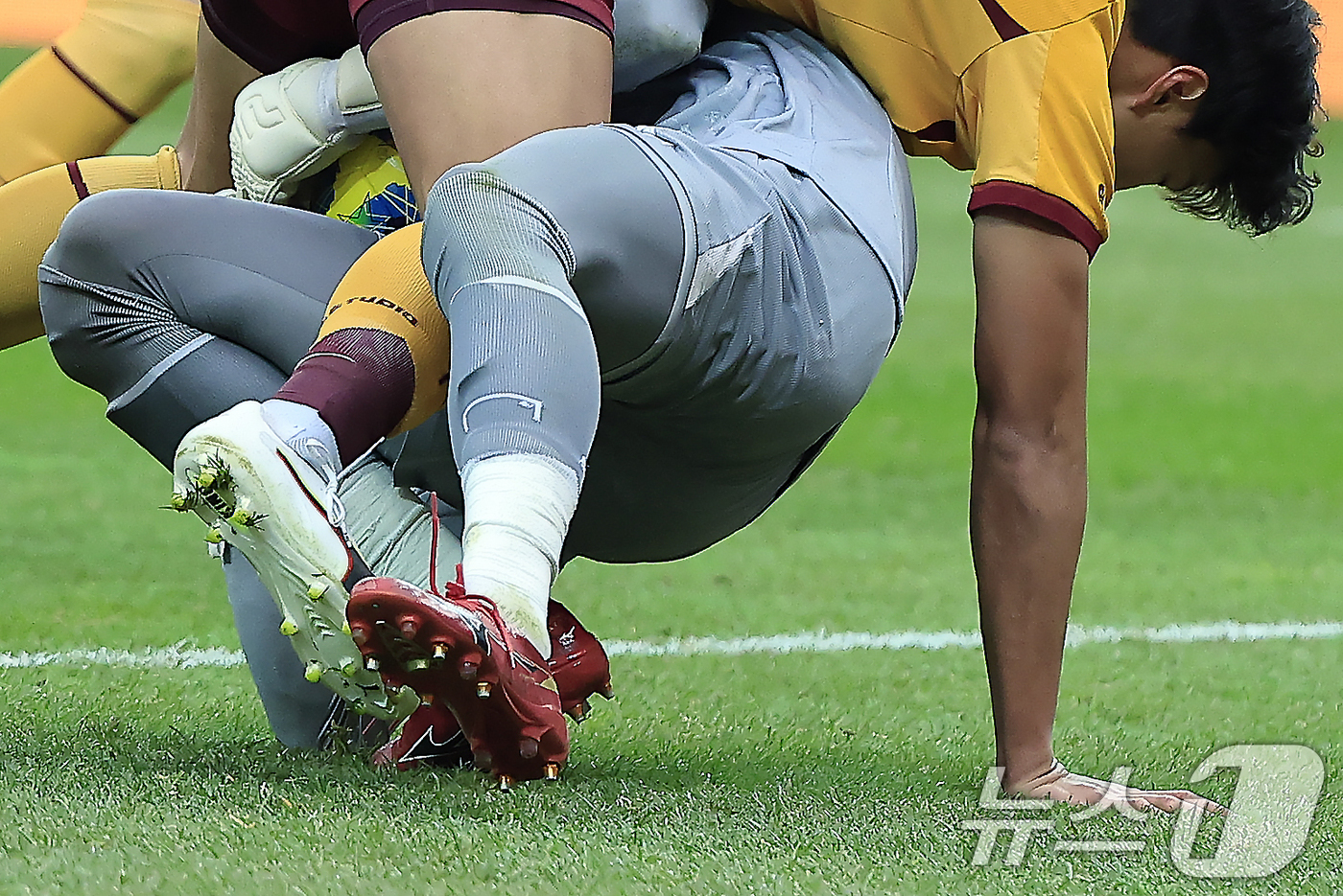 (서울=뉴스1) 박정호 기자 = 6일 오후 서울 마포구 월드컵로 서울월드컵경기장에서 열린 광주FC와 전북현대의 2025 하나은행 코리아컵 결승전에서 광주 김경민 골키퍼가 같은팀 조 …