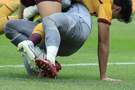 같은팀과 충돌에 골키퍼 부상