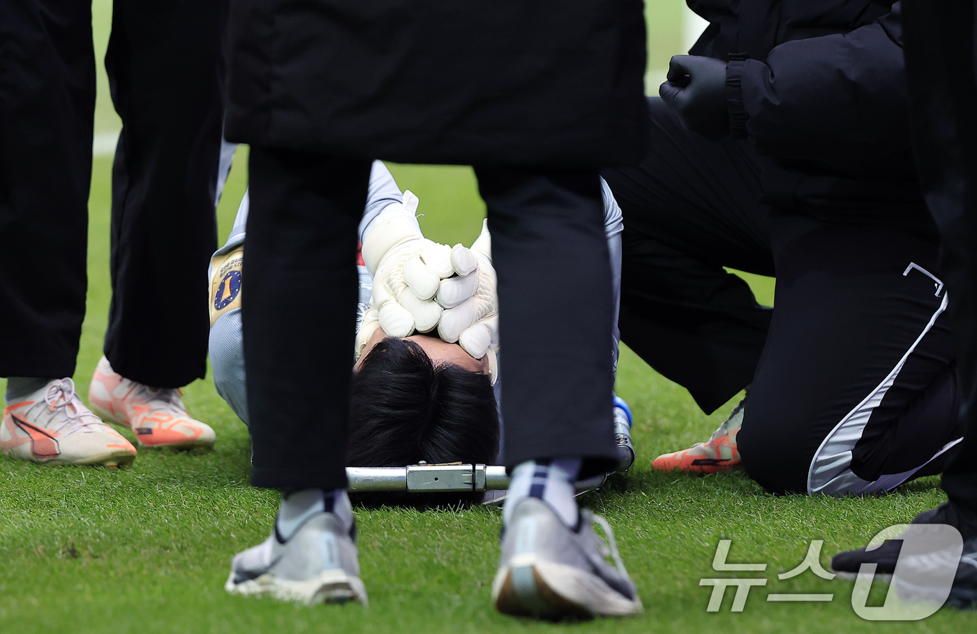 (서울=뉴스1) 박정호 기자 = 6일 오후 서울 마포구 월드컵로 서울월드컵경기장에서 열린 광주FC와 전북현대의 2025 하나은행 코리아컵 결승전에서 광주 김경민 골키퍼가 같은팀 조 …