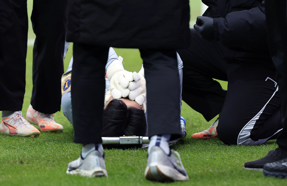 괴로워 하는 김경민 골키퍼