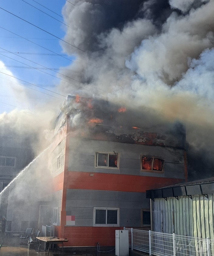 (칠곡=뉴스1) 남승렬 기자 = 6일 낮 12시 35분쯤 경북 칠곡 왜관읍의 한 섬유공장에서 원인을 알 수 없는 불이 나 연기가 치솟고 있다. (경북소방본부 제공. 재판매 및 DB …