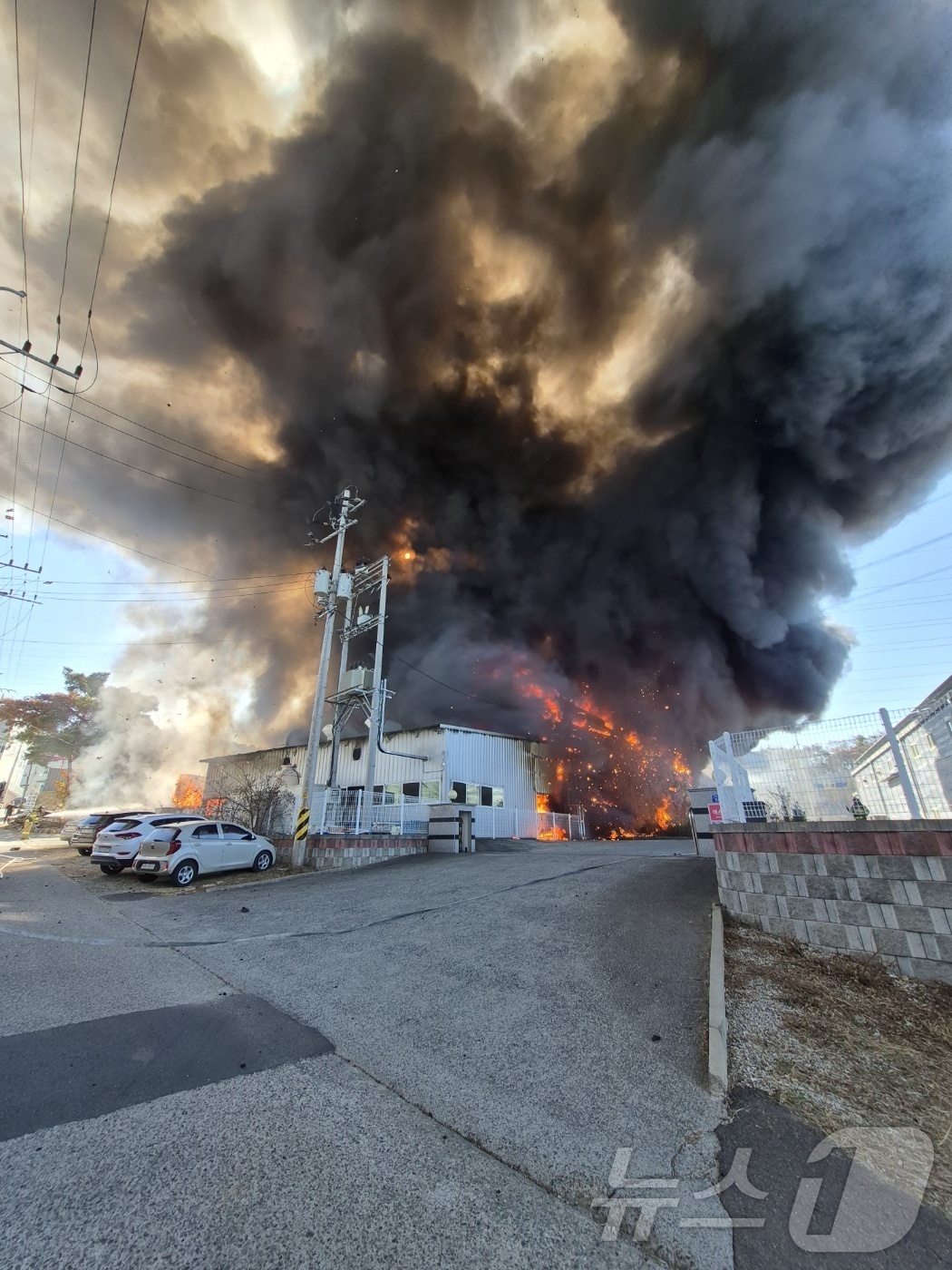 (칠곡=뉴스1) 남승렬 기자 = 6일 낮 12시 35분쯤 경북 칠곡 왜관읍의 한 섬유공장에서 원인을 알 수 없는 불이 나 연기가 치솟고 있다. (경북소방본부 제공. 재판매 및 DB …