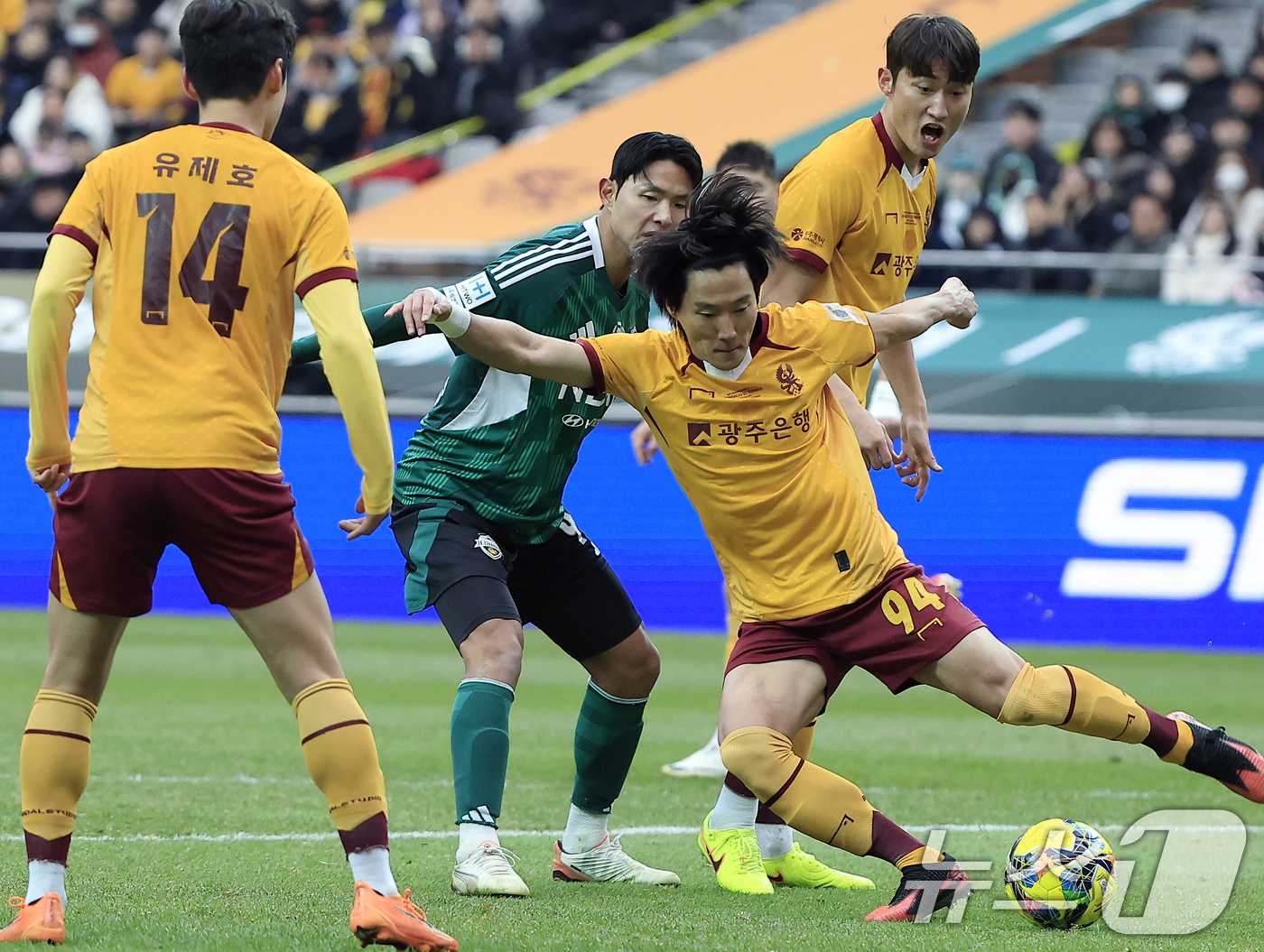 (서울=뉴스1) 박정호 기자 = 6일 오후 서울 마포구 월드컵로 서울월드컵경기장에서 열린 광주FC와 전북현대의 2025 하나은행 코리아컵 결승전에서 광주 심상민이 볼을 걷어내고 있 …