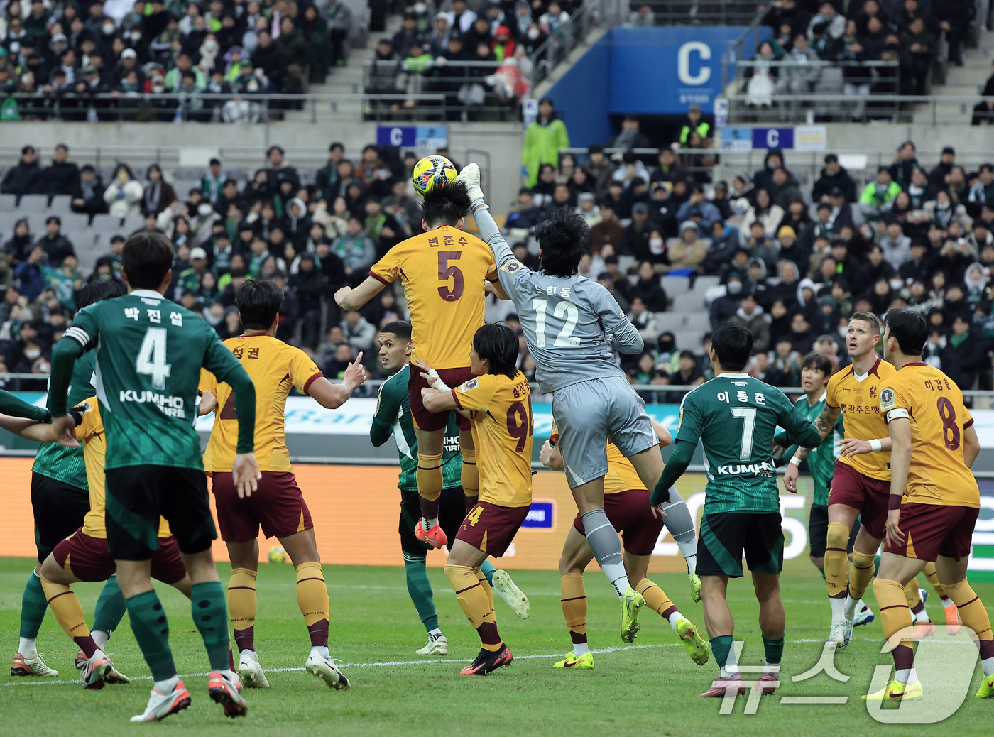 (서울=뉴스1) 박정호 기자 = 6일 오후 서울 마포구 월드컵로 서울월드컵경기장에서 열린 광주FC와 전북현대의 2025 하나은행 코리아컵 결승전에서 광주 노희동 골키퍼와 변준수가 …