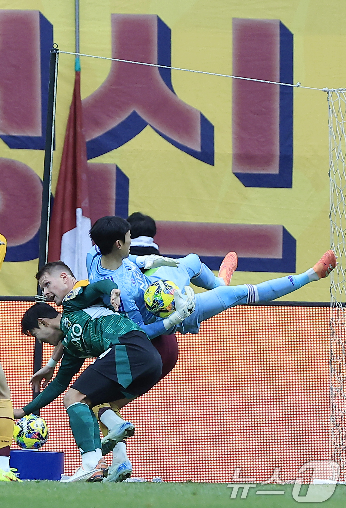 (서울=뉴스1) 박정호 기자 = 6일 오후 서울 마포구 월드컵로 서울월드컵경기장에서 열린 광주FC와 전북현대의 2025 하나은행 코리아컵 결승전에서 전북 김정훈 골키퍼가 광주 크로 …