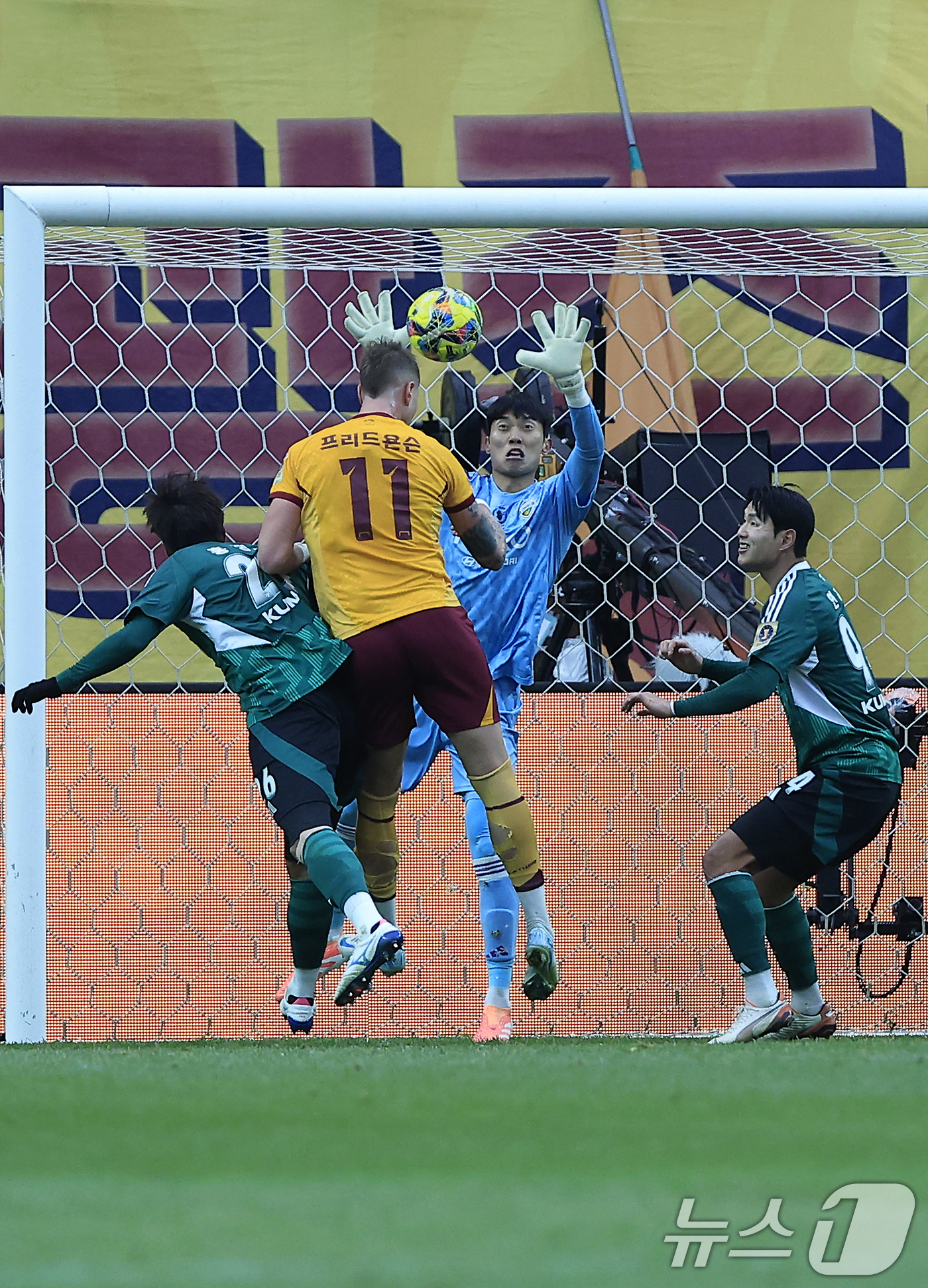 (서울=뉴스1) 박정호 기자 = 6일 오후 서울 마포구 월드컵로 서울월드컵경기장에서 열린 광주FC와 전북현대의 2025 하나은행 코리아컵 결승전에서 광주 프리드욘슨이 후반 동점골을 …