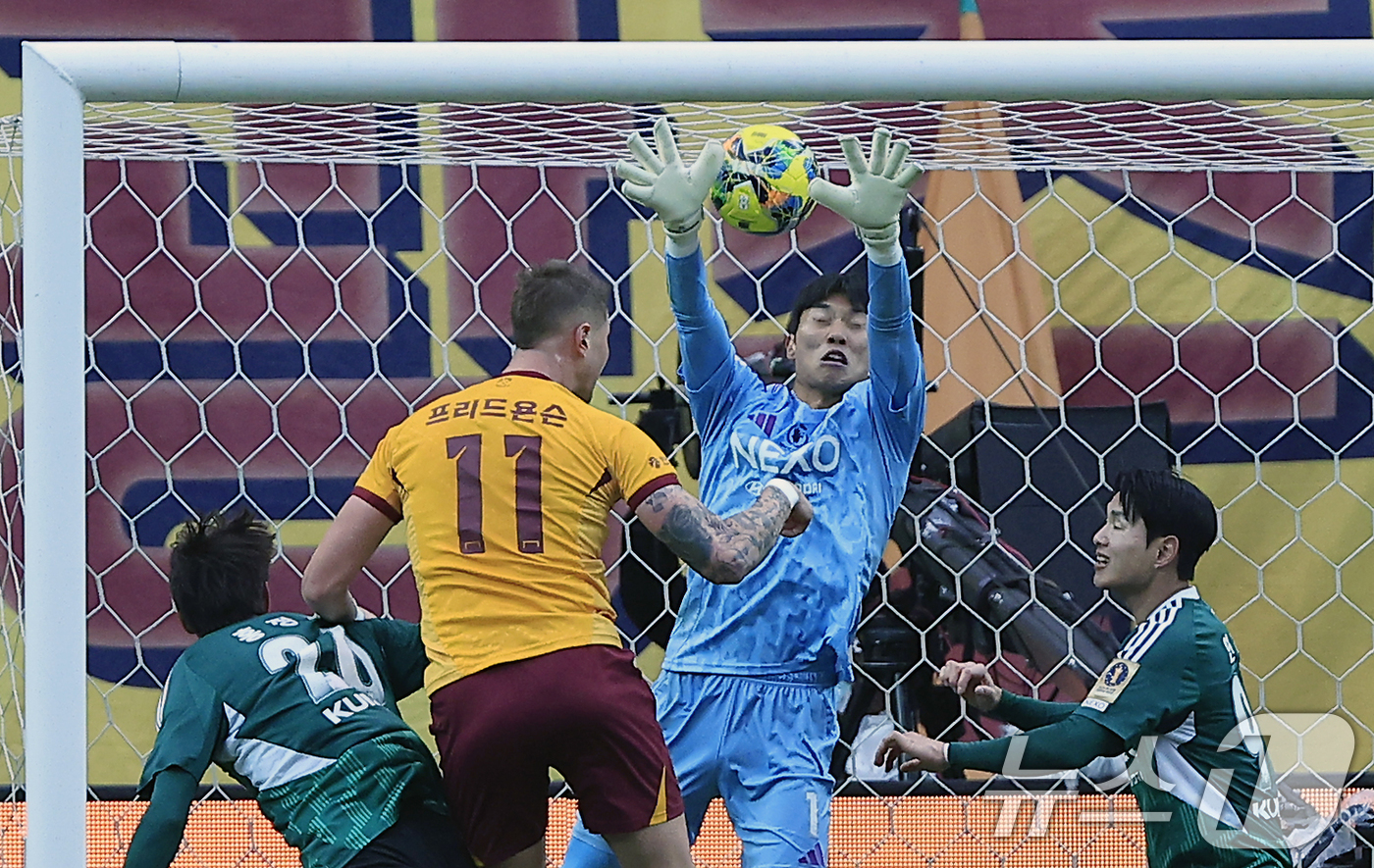 (서울=뉴스1) 박정호 기자 = 6일 오후 서울 마포구 월드컵로 서울월드컵경기장에서 열린 광주FC와 전북현대의 2025 하나은행 코리아컵 결승전에서 광주 프리드욘슨이 후반 동점골을 …