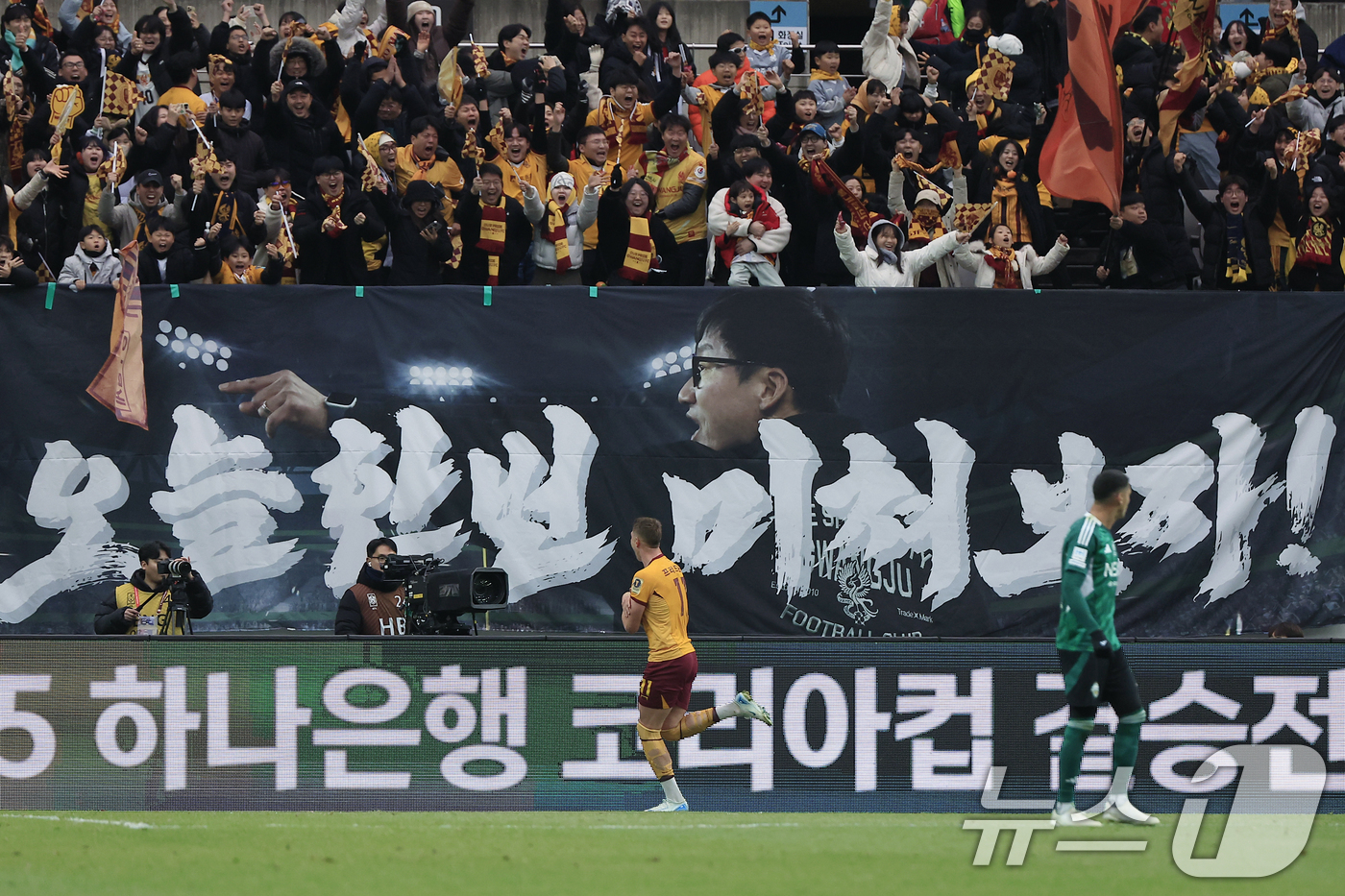 (서울=뉴스1) 박정호 기자 = 6일 오후 서울 마포구 월드컵로 서울월드컵경기장에서 열린 광주FC와 전북현대의 2025 하나은행 코리아컵 결승전에서 광주 프리드욘슨이 후반 동점골을 …