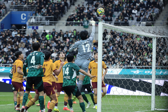 광주 골문 노리는 전북