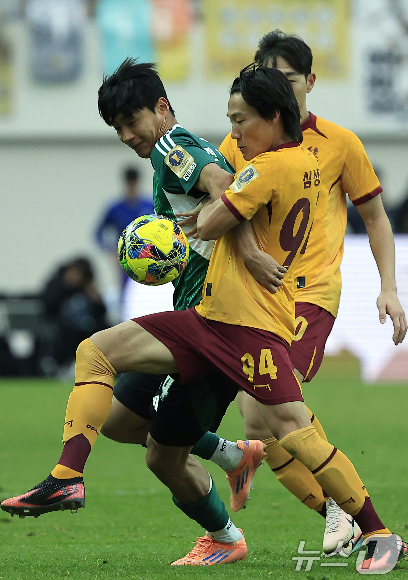 (서울=뉴스1) 박정호 기자 = 6일 오후 서울 마포구 월드컵로 서울월드컵경기장에서 열린 광주FC와 전북현대의 2025 하나은행 코리아컵 결승전에서 광주 심상민과 전북 전진우가 치 …