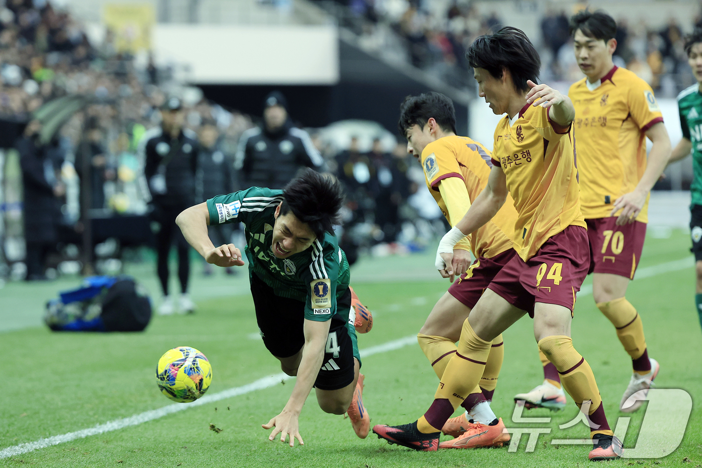 (서울=뉴스1) 박정호 기자 = 6일 오후 서울 마포구 월드컵로 서울월드컵경기장에서 열린 광주FC와 전북현대의 2025 하나은행 코리아컵 결승전에서 전북 전진우가 광주 심상민 등의 …