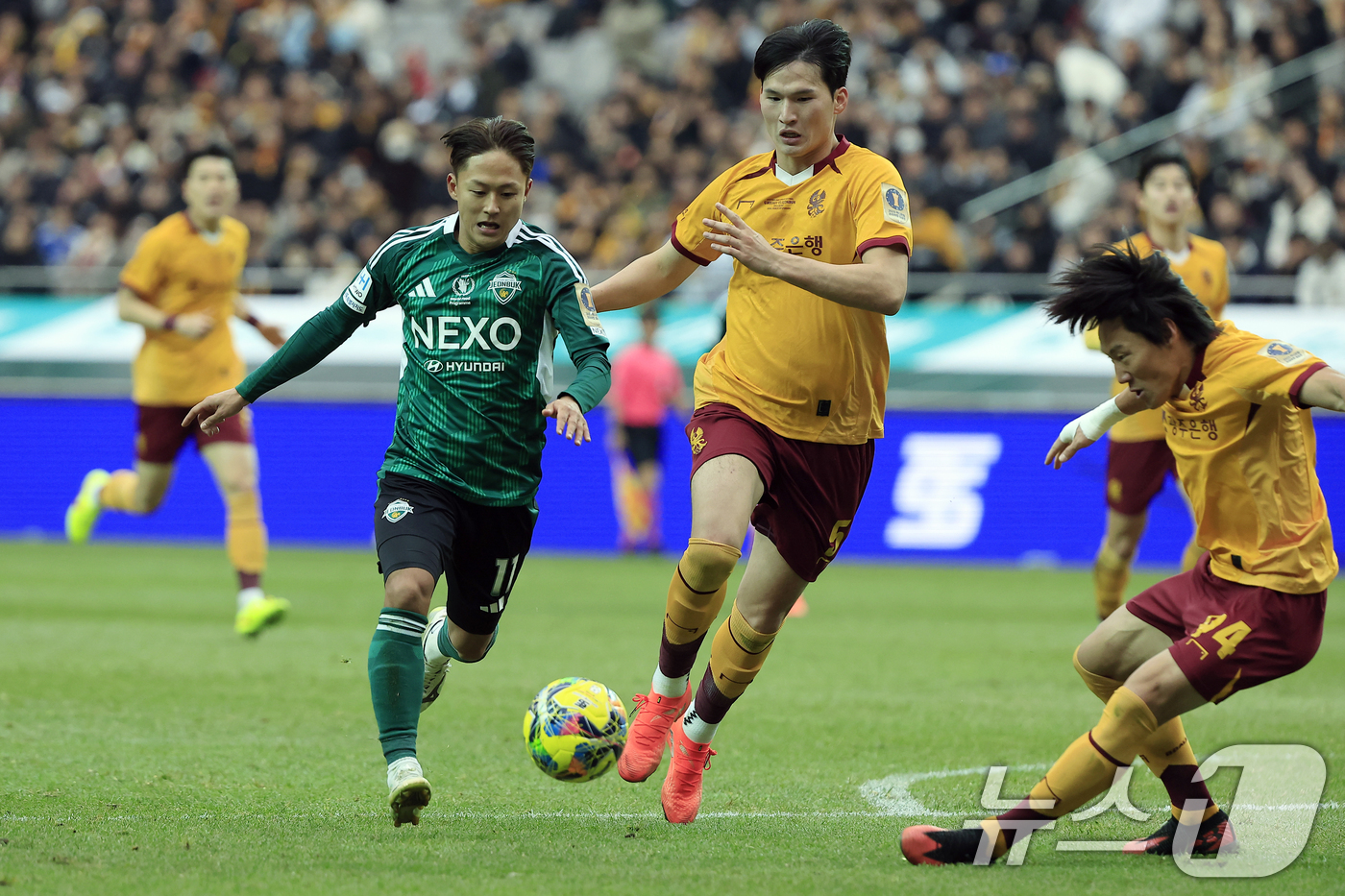 (서울=뉴스1) 박정호 기자 = 6일 오후 서울 마포구 월드컵로 서울월드컵경기장에서 열린 광주FC와 전북현대의 2025 하나은행 코리아컵 결승전에서 전북 이승우가 광주 수비를 흔들 …