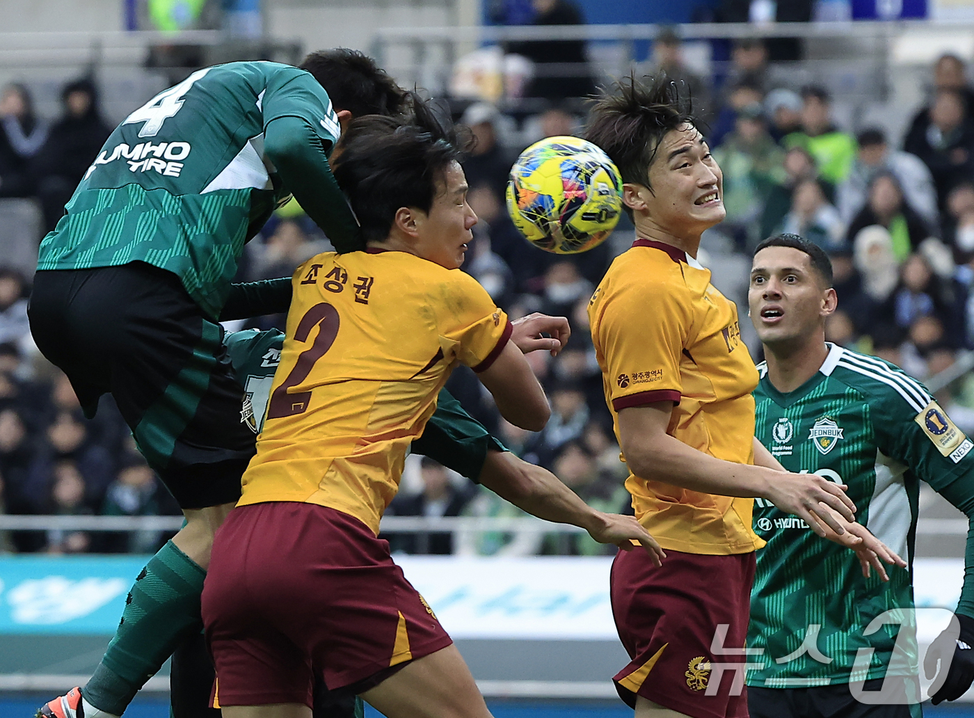 (서울=뉴스1) 박정호 기자 = 6일 오후 서울 마포구 월드컵로 서울월드컵경기장에서 열린 광주FC와 전북현대의 2025 하나은행 코리아컵 결승전에서 전북 박진섭이 헤더슛을 날리고 …