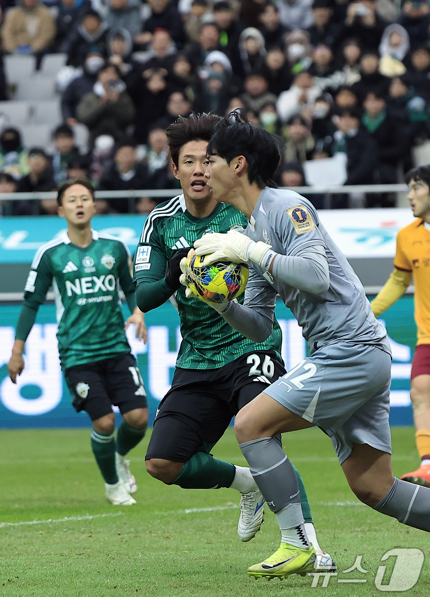 (서울=뉴스1) 박정호 기자 = 6일 오후 서울 마포구 월드컵로 서울월드컵경기장에서 열린 광주FC와 전북현대의 2025 하나은행 코리아컵 결승전에서 광주 노희동 골키퍼가 전북 박진 …