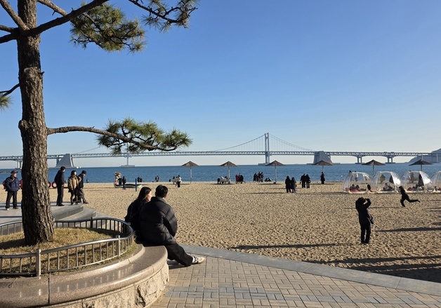 "바람은 차도 볕은 따뜻"…겨울 광안리해수욕장에 시민들 발길