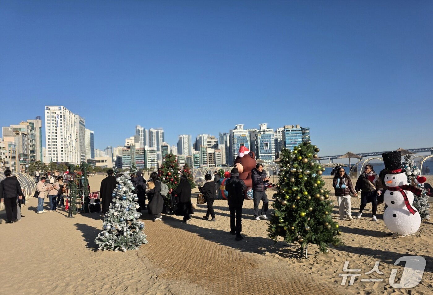 본문 이미지 - 6일 오후 부산 광안리해수욕장에 마련된 크리스마스 트리와 조형물 인근에 시민들이 몰려 있다.2025.12.6/뉴스1 ⓒ News1 장광일 기자