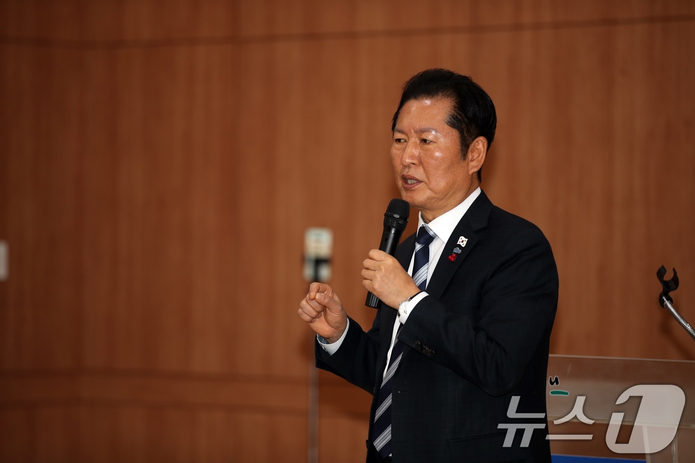 (제주=뉴스1) 고동명 기자 = 정청래 더불어민주당 대표가 6일 오후 제주도노동자종합복지관 대강당에서 열린 '제주 발전과 이재명 정부 성공을 위한 2025 민주 아카데미'에서 강연 …