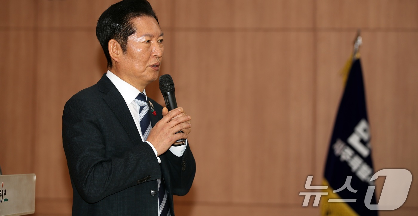 (제주=뉴스1) 고동명 기자 = 정청래 더불어민주당 대표가 6일 오후 제주도노동자종합복지관 대강당에서 열린 '제주 발전과 이재명 정부 성공을 위한 2025 민주 아카데미'에서 강연 …