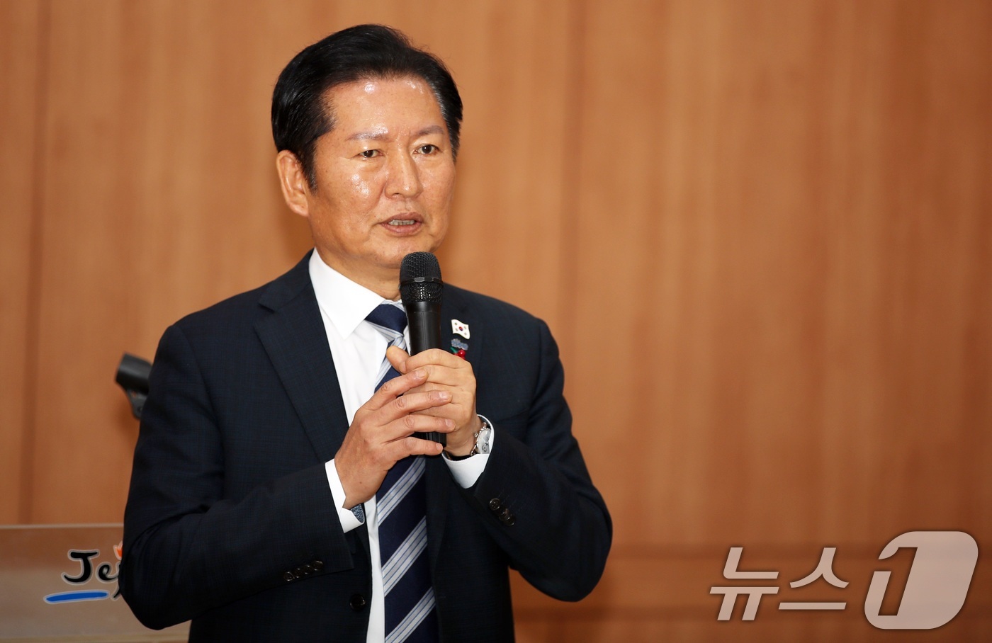 (제주=뉴스1) 고동명 기자 = 정청래 더불어민주당 대표가 6일 오후 제주도노동자종합복지관 대강당에서 열린 '제주 발전과 이재명 정부 성공을 위한 2025 민주 아카데미'에서 강연 …