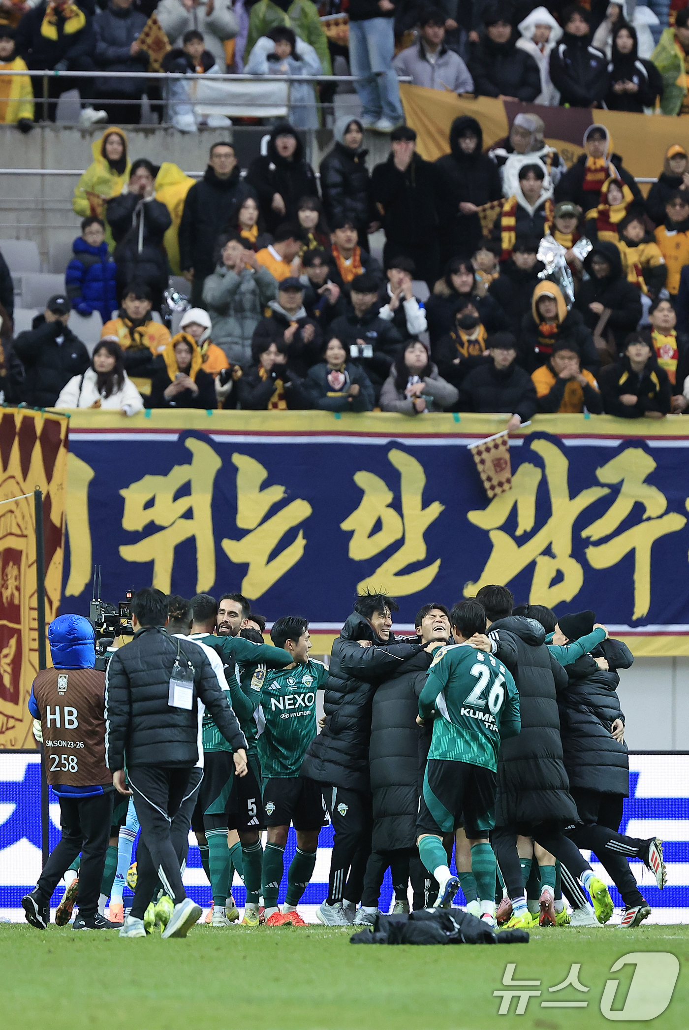 (서울=뉴스1) 박정호 기자 = 6일 오후 서울 마포구 월드컵로 서울월드컵경기장에서 열린 광주FC와 전북현대의 2025 하나은행 코리아컵 결승전에서 2대1로 승리해 우승을 차지한 …