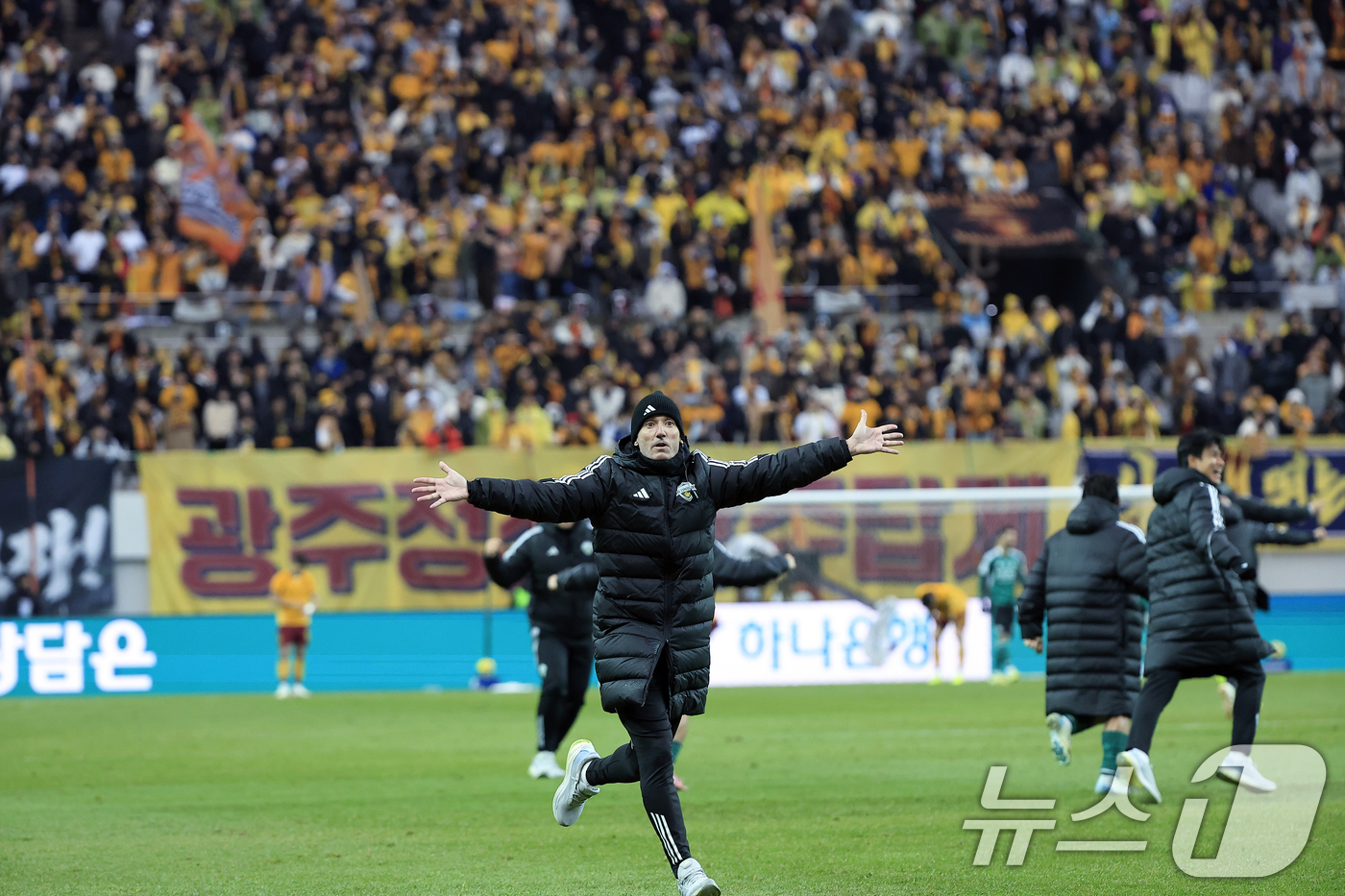 (서울=뉴스1) 박정호 기자 = 6일 오후 서울 마포구 월드컵로 서울월드컵경기장에서 열린 광주FC와 전북현대의 2025 하나은행 코리아컵 결승전에서 2대1로 승리해 우승을 차지한 …