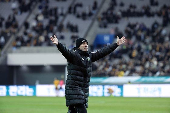 우승 확정 후 서포터즈 가장 먼저 찾은 타노스 코치