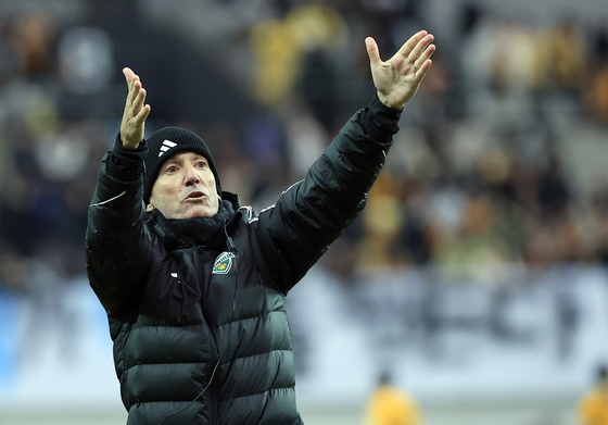 서포터즈에게 감사 전하는 타노스 코치