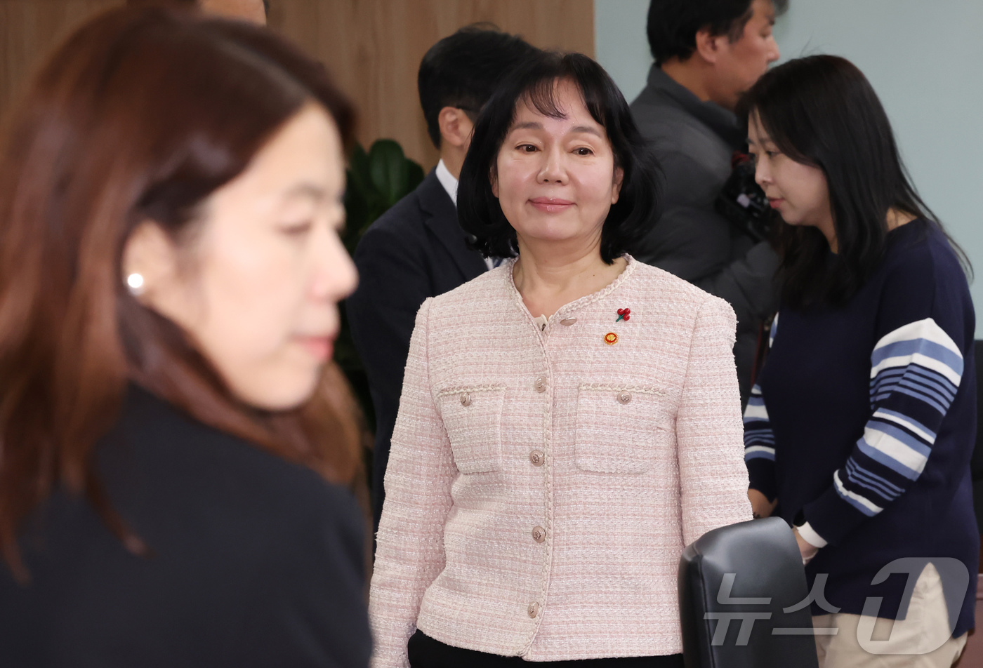 (서울=뉴스1) 장수영 기자 = 송경희 개인정보보호위원회 위원장이 6일 오후 서울 종로구 정부서울청사에서 ISMS-P 인증 개선 관련 회의에 참석하고 있다.이번 회의는 최근 쿠팡 …