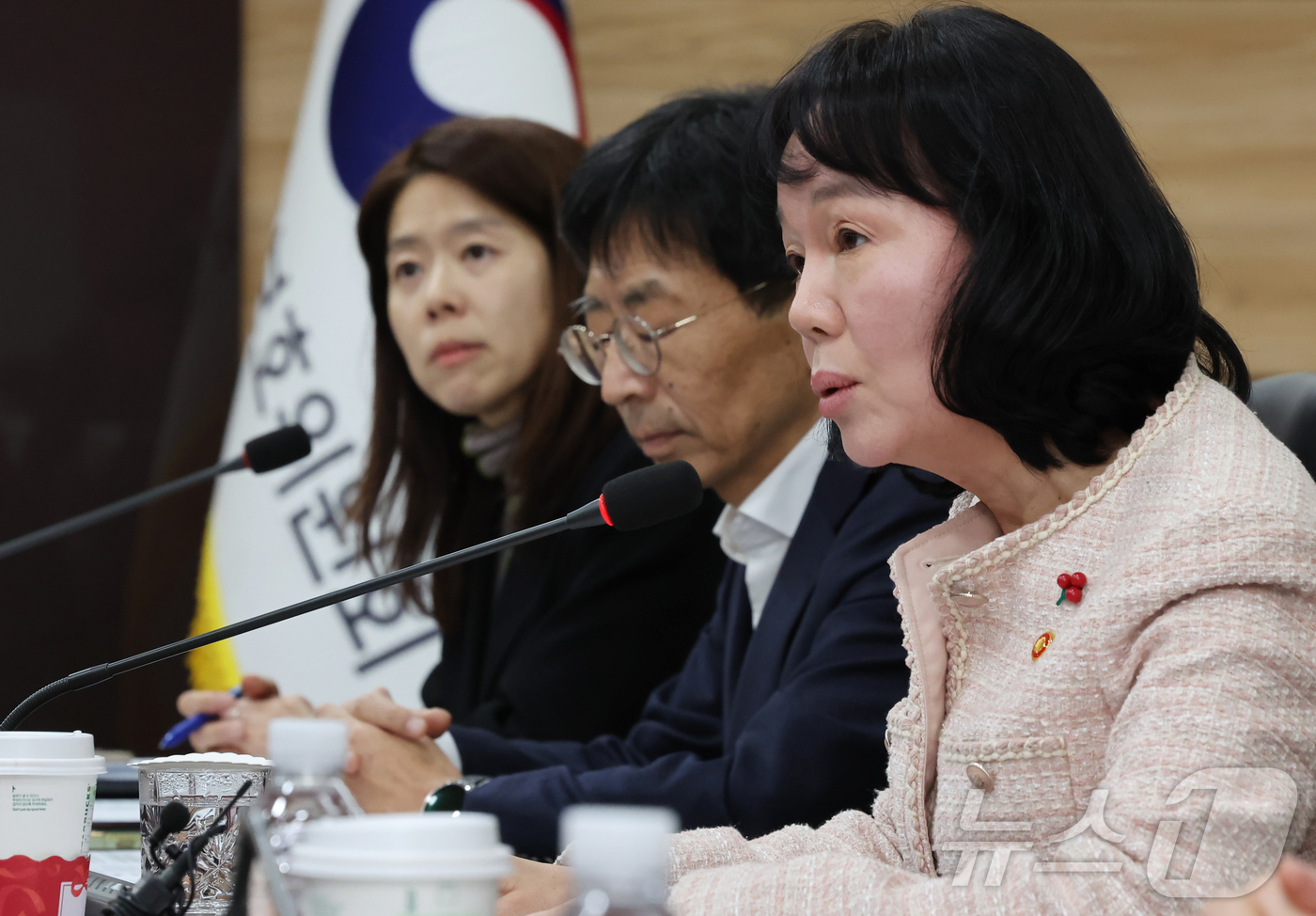 (서울=뉴스1) 장수영 기자 = 송경희 개인정보보호위원회 위원장이 6일 오후 서울 종로구 정부서울청사에서 ISMS-P 인증 개선 관련 회의를 하고 있다.이번 회의는 최근 쿠팡 등 …