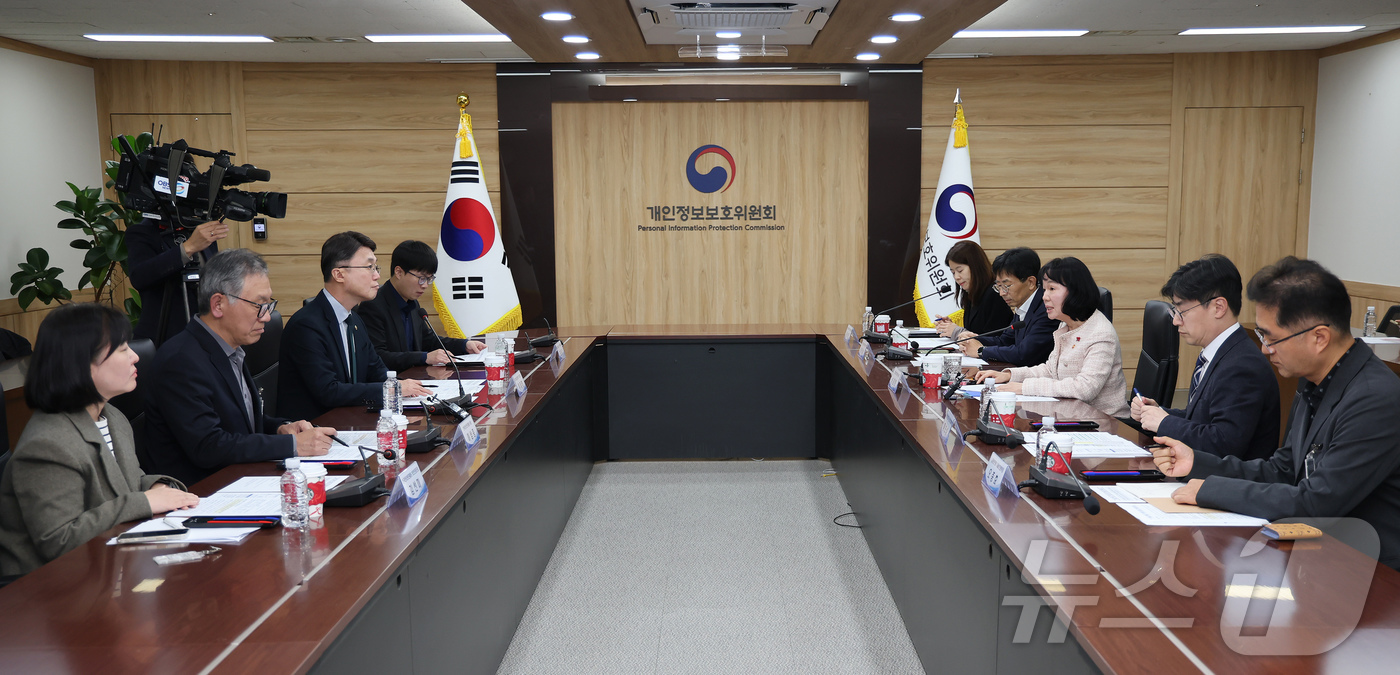 (서울=뉴스1) 장수영 기자 = 송경희 개인정보보호위원회 위원장이 6일 오후 서울 종로구 정부서울청사에서 ISMS-P 인증 개선 관련 회의를 하고 있다.이번 회의는 최근 쿠팡 등 …